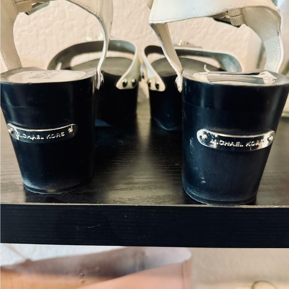 Authentic “ MICHAEL KORS “ Sandals size 7M - Picture 14 of 15